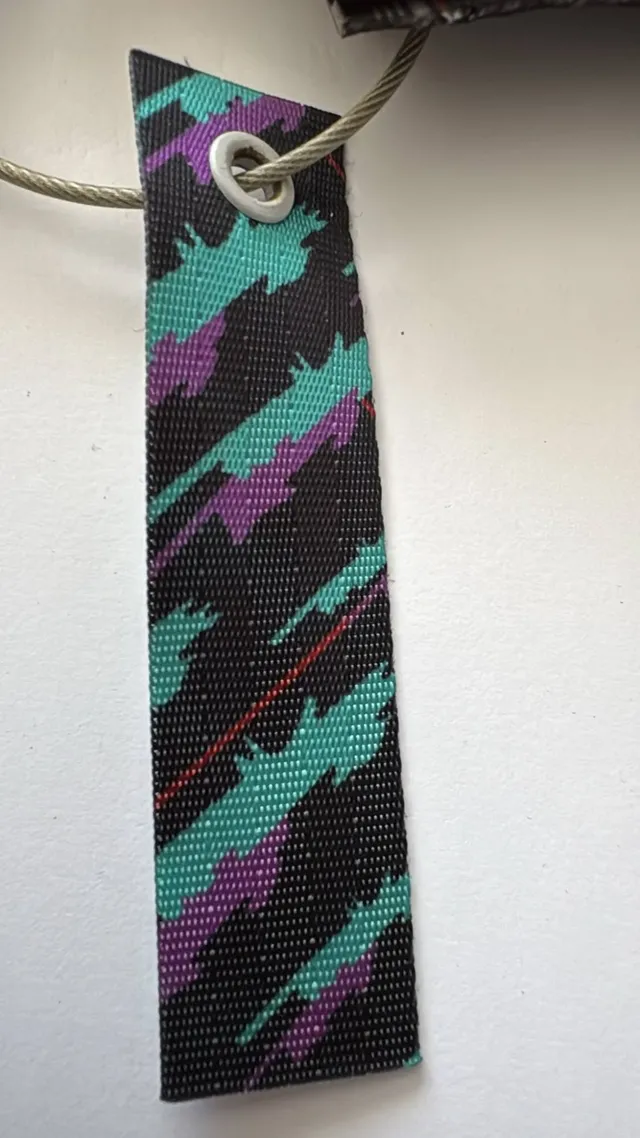 Cinta con estampado HKS: negra con manchas turquesa y moradas