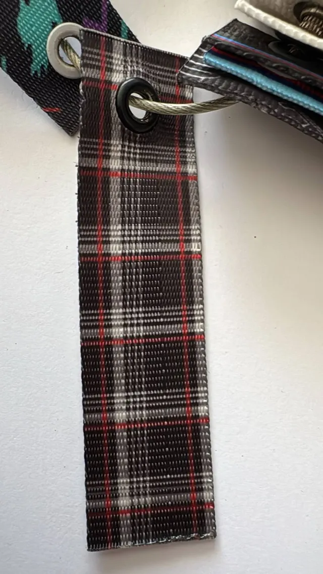 Cinta con estampado GTI: cuadros escoceses negro, gris y rojo