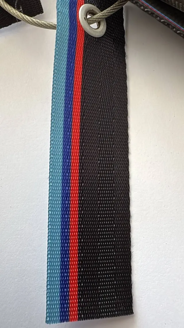 Cinta con estampado BMW ancho: rayas azul claro, azul oscuro y rojo